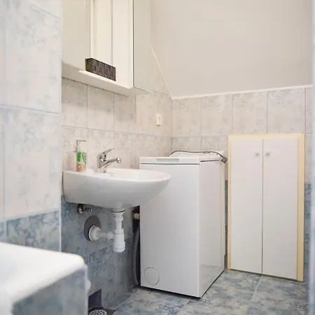 Luka's Amber In The Center Of * Traù