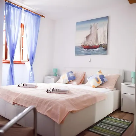 Luka's Amber In The Center Of * トロギール